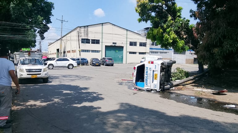 Ambulancia terminó volcada en Cali.