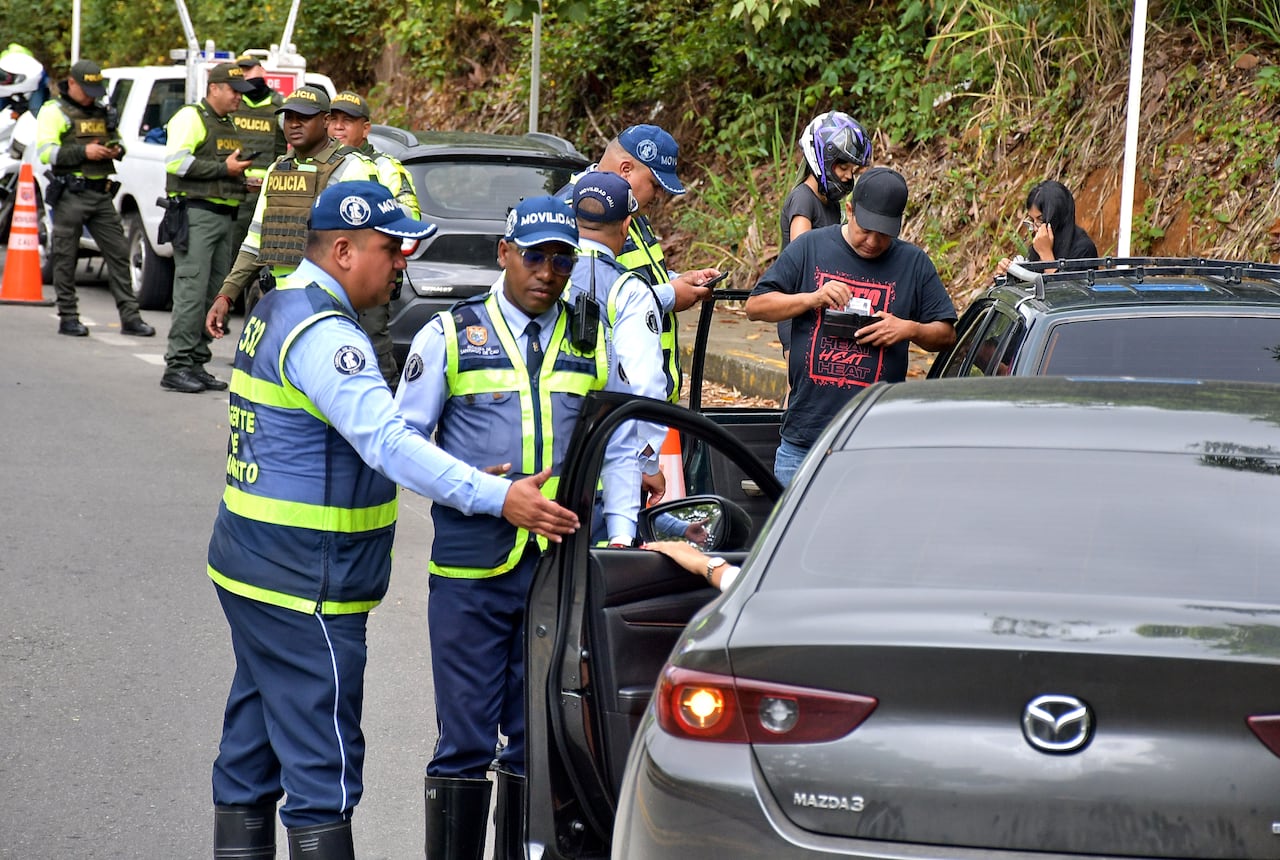 Operativos de los Agentes de Transito y Policía Nacional, es lo que se ve en diferentes puntos de las entradas a Cali por el primer puente festivo del mes de noviembre. Fotos Raúl Palacios / El Pais.