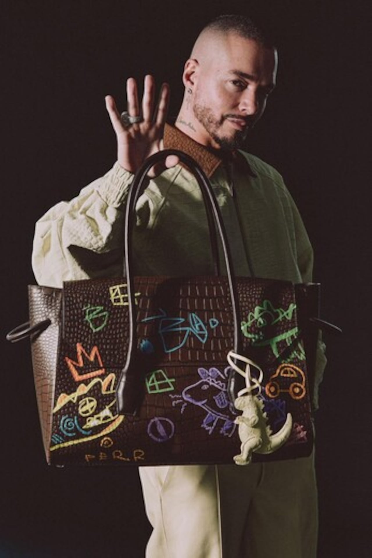 J Balvin o Jose se presenta como una figura de padre contemporáneo que transita entre la protección, la sensibilidad y el juego, en un ejercicio de conexión emocional con su entorno más cercano.
