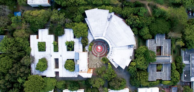 La Universidad del Valle cumplió 80 años el pasado 11 de junio. 80 años de cambiar el rumbo de la región y del país al constituir capital humano del más alto nivel que ocupan cargos representativos en todas las áreas del conocimiento. Foto: Cortesía Agencia de Noticias Univalle / El País.