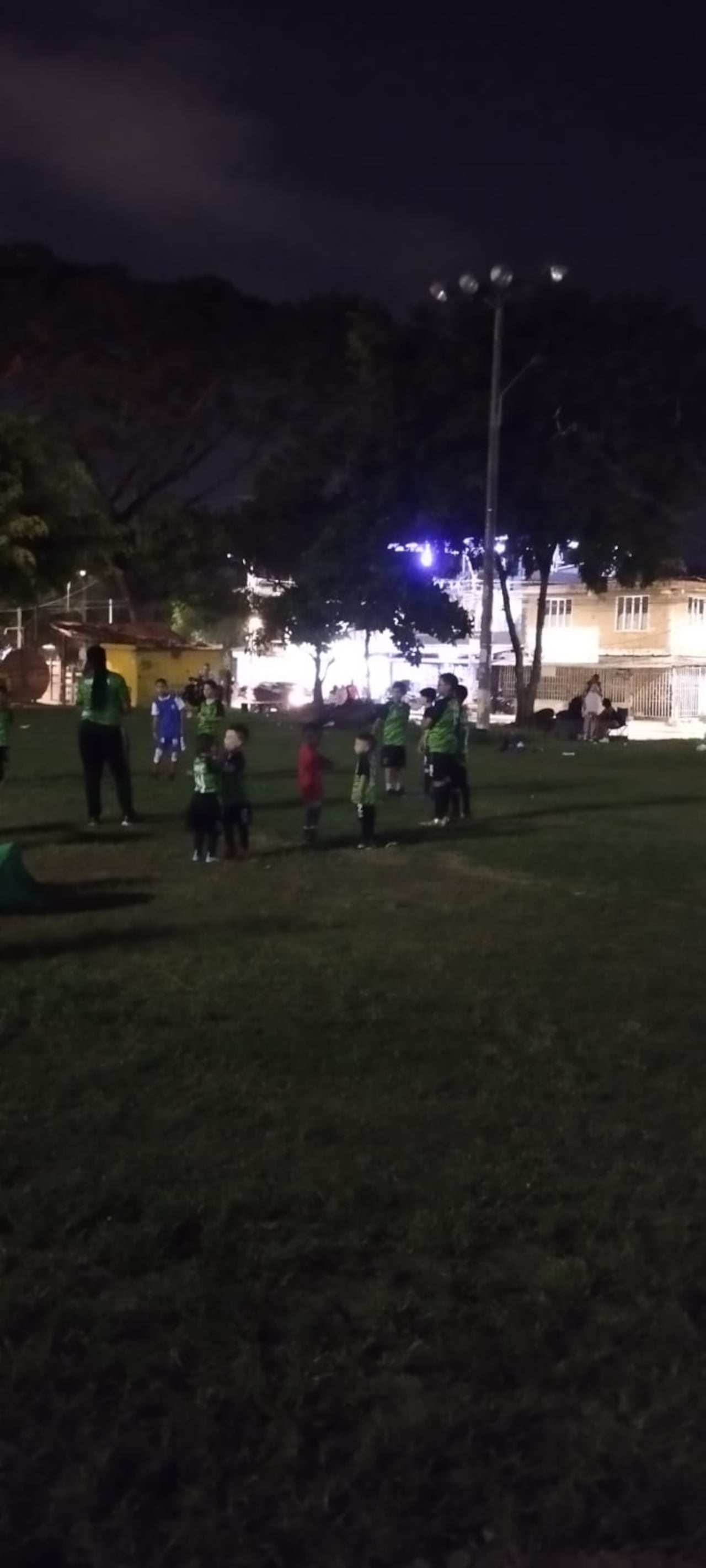 Este sería el panorama en horas de la noche en la cancha ubicada en la Calle 99 #23A-20.