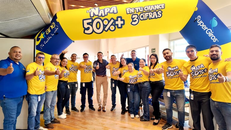 El director comercial Ramiro Bermúdez Gallego junto al equipo de colaboradores de Gane SuperGiros durante el lanzamiento oficial en Cali de la campaña "la ñapa del 50%". Esta estrategia comercial eleva la premiación del chance de tres cifras a 600 pesos por cada peso apostado en la red de puntos físicos y canales móviles, mientras que otorga un 80% de beneficio adicional para las jugadas ejecutadas a través de la plataforma digital gane.com.co.