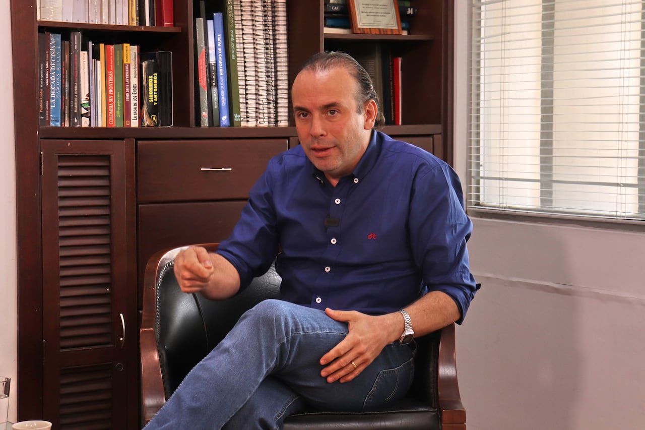 ALEJANDRO EDER EN ENTREVISTA CON DIEGO MARTÍNEZ LLOREDA PARA EL PROGRAMA AL BANQUILLO CON MARTILLO.