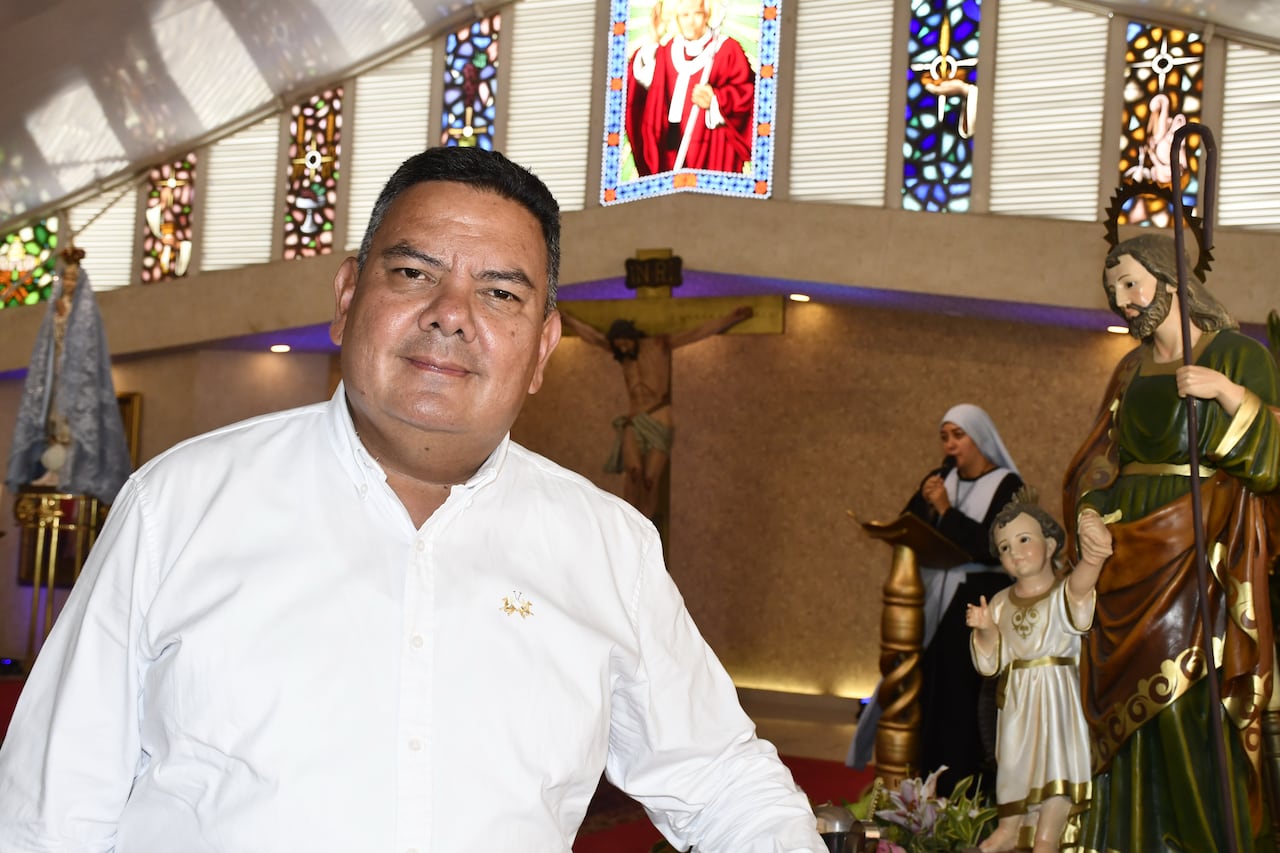 Padre Oscar De La Vega, Sacerdote de la Arquidiócesis de Cali, Colombia Párroco en San Juan Pablo II. foto José L Guzmán. EL País