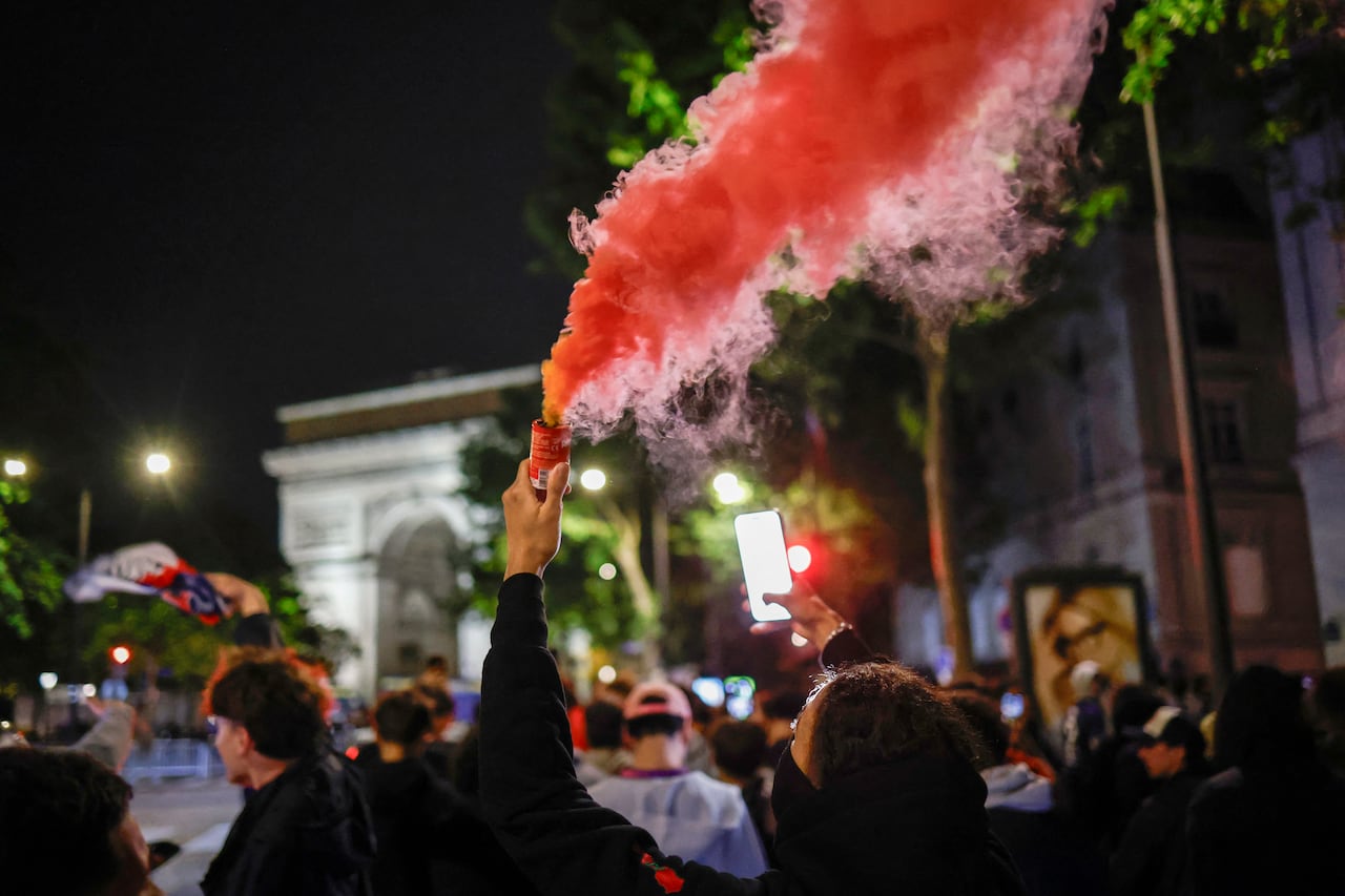 Los hinchas del Paris Saint-Germain (PSG) celebran el pase de su equipo a la final de la Liga de Campeones de la UEFA cerca del Arco del Triunfo tras el partido de vuelta de las semifinales contra el Bayern de Múnich, el 6 de mayo de 2026. El vigente campeón se clasificó para la final de la Liga de Campeones contra el Arsenal tras empatar 1-1 en el partido de vuelta en Múnich, lo que les dio una victoria global de 6-5. (Foto de SIMON WOHLFAHRT / AFP)