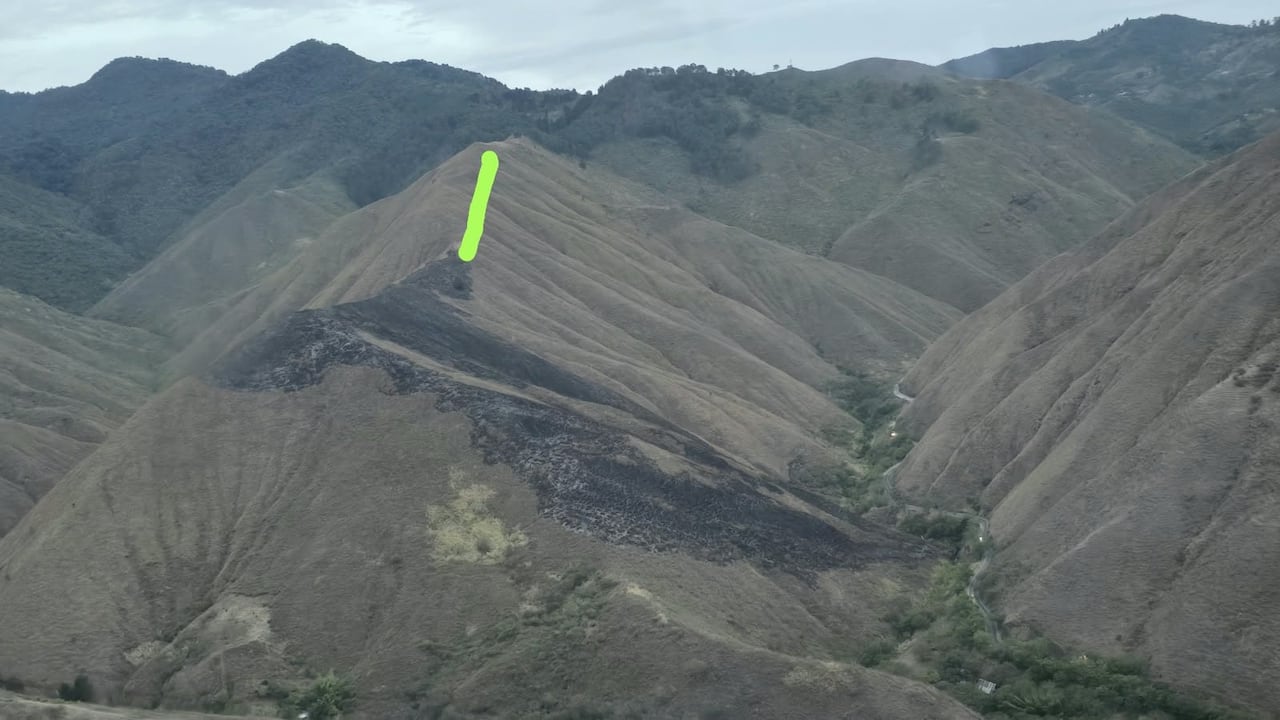 Bomberos evitaron que incendio forestal en Yumbo avanzara hacia zona boscosa durante el jueves 27 de agosto.