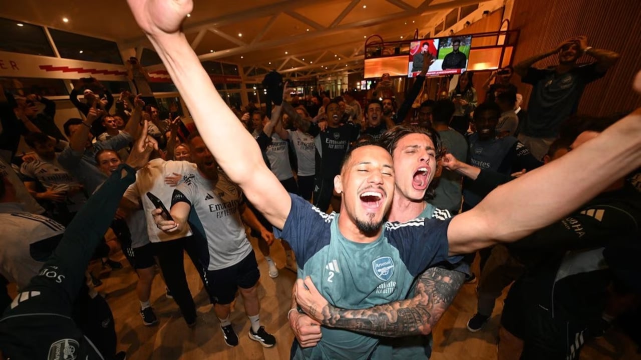 Reacción de los jugadores del Arsenal al coronarse campeones de la Premier League.