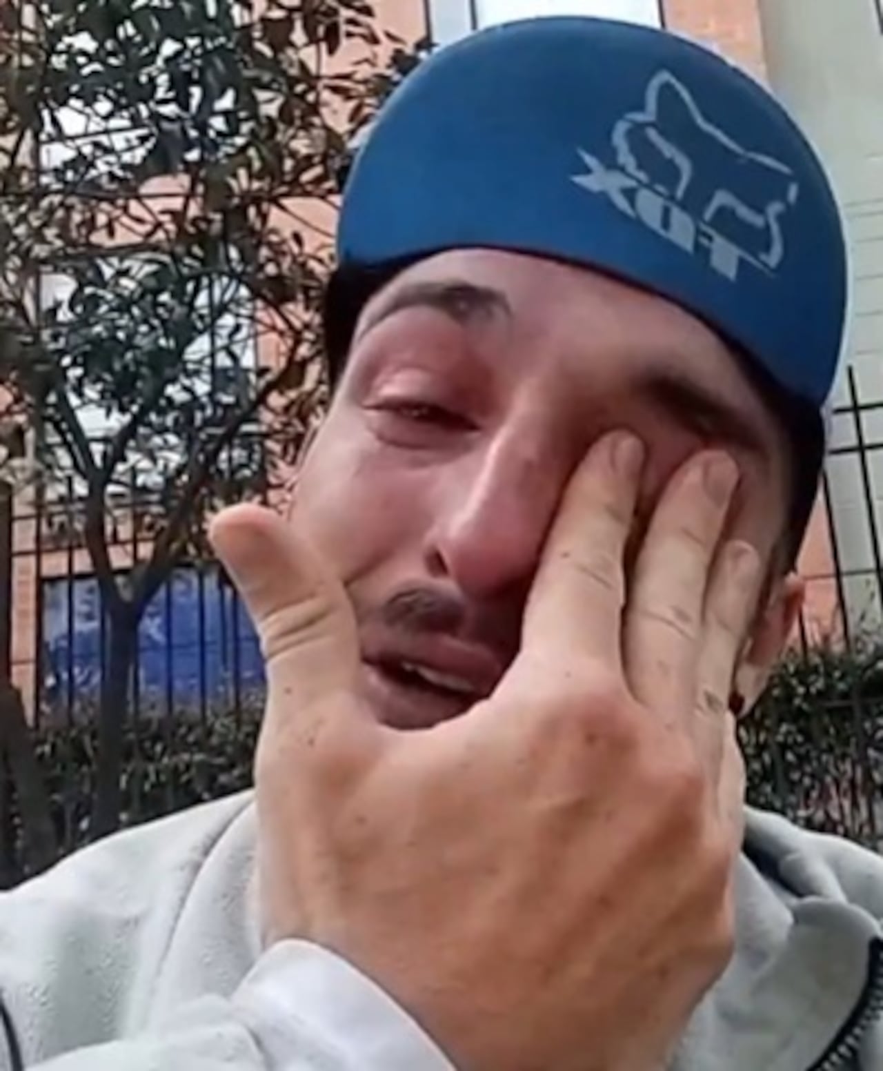El creador de contenido compartió un video en redes sociales en el que aparece llorando tras denunciar el robo de su maleta en calles de la ciudad de Bogotá.
