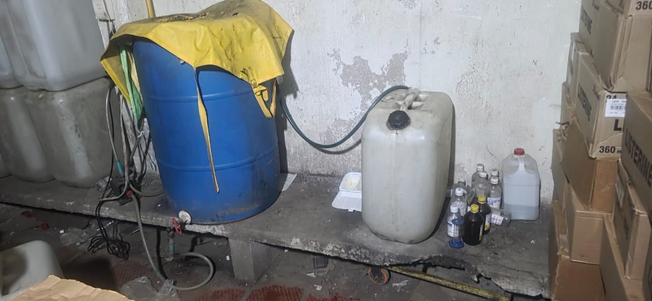 La Policía Metropolitana de Cali desmanteló una fábrica clandestina de licor adulterado.