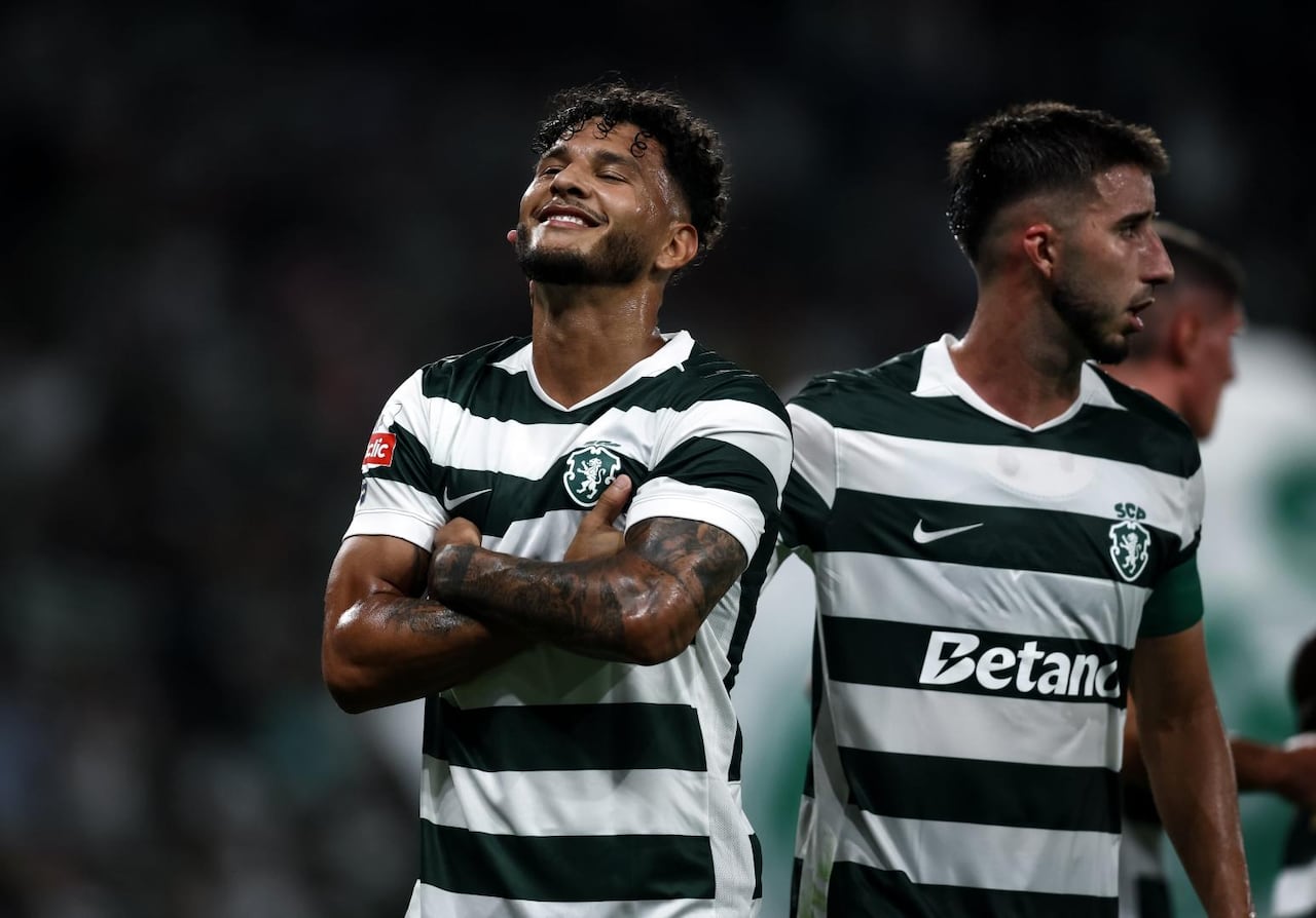 Luis Javier Suárez (izq.) tras marcarle al CD Nacional por la Primeira Liga de Portugal.