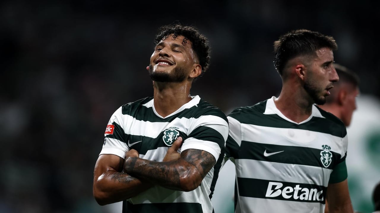 Luis Javier Suárez (izq.) tras marcarle al CD Nacional por la Primeira Liga de Portugal.