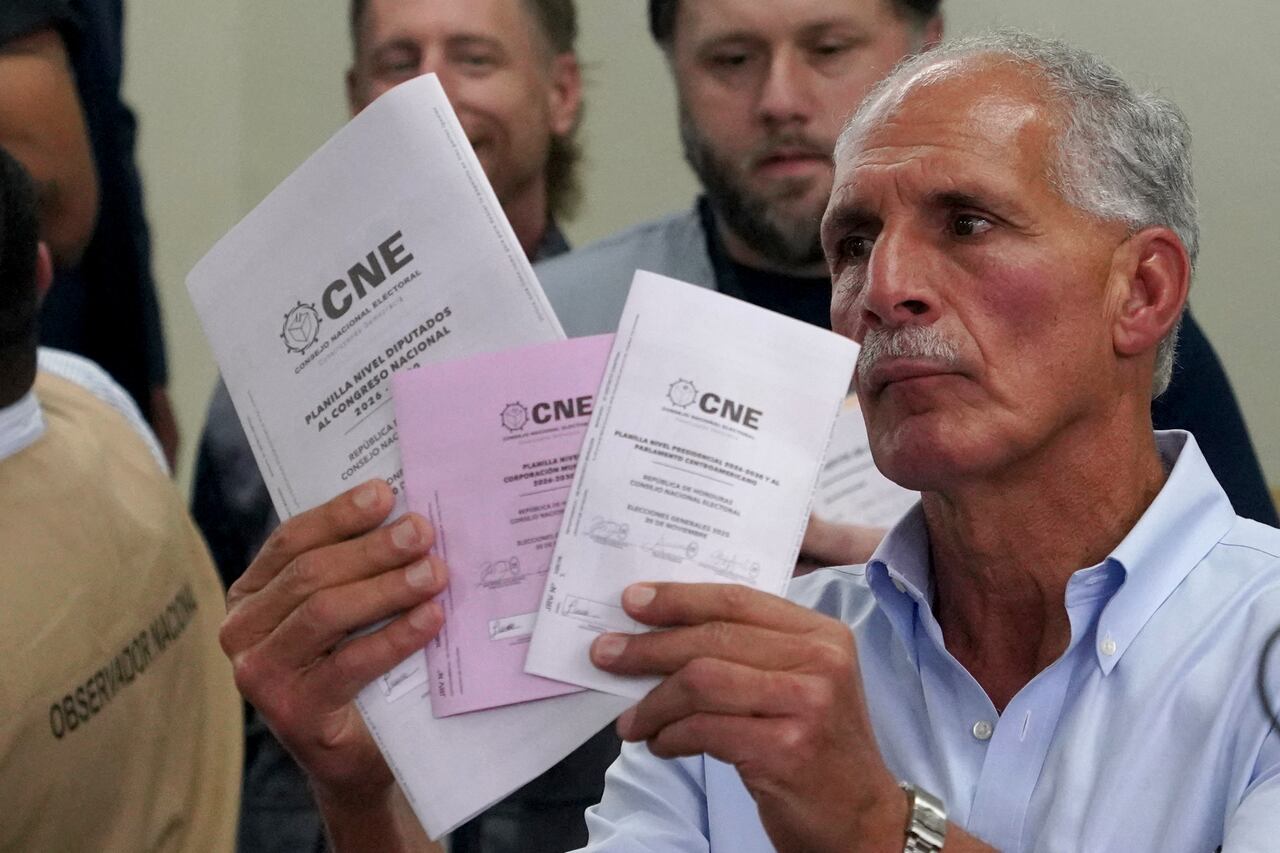 Honduras presidential candidate of the National Party Nasry Asfura walks to cast his vote in Tegucigalpa on November 30, 2025. Hondurans voted for president on Sunday amid threats by US President Donald Trump to cut aid to the country if his preferred candidate loses. (Photo by Johny MAGALLANES / AFP)