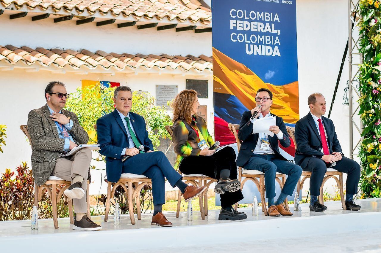 Gobernadores de Colombia en la convención de Rionegro 2023.