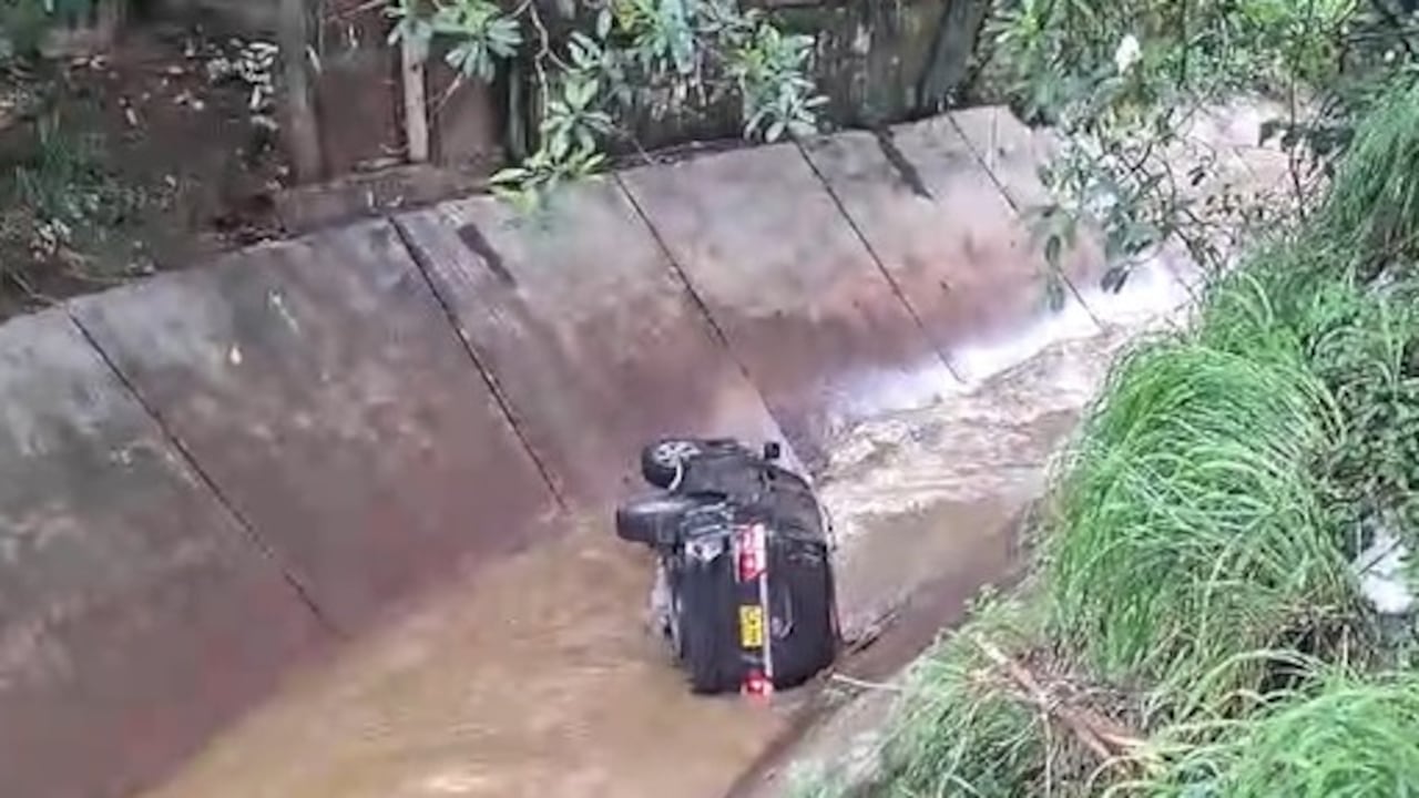 La persona que conducía este vehículo terminó con múltiples politraumatismos luego que cayera a este canal de aguas lluvias.