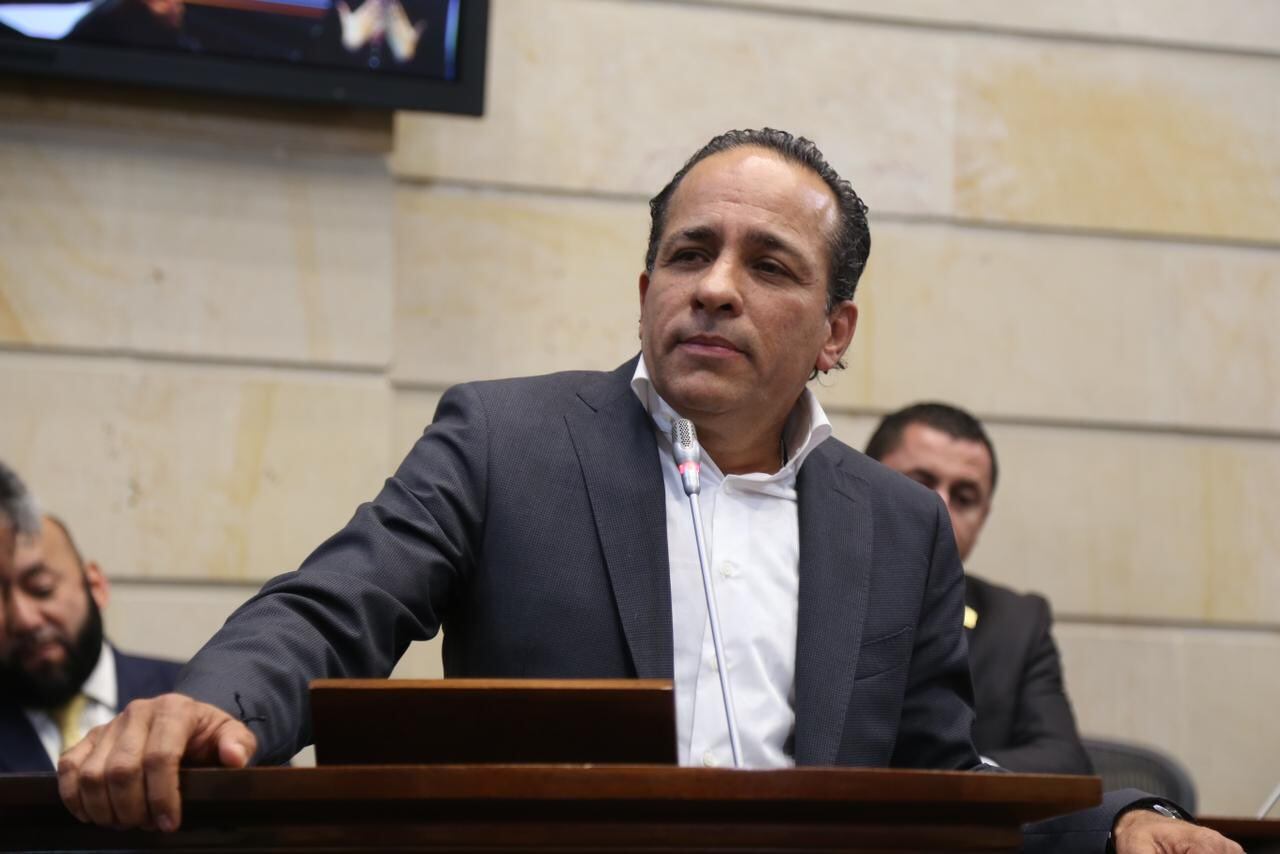 Alexander López fue escogido como nuevo presidente del Senado después de una acalorada discusión.