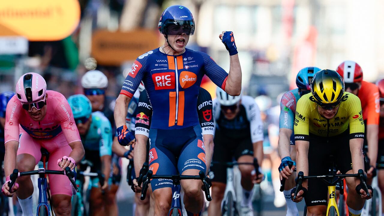 El ciclista holandés Casper Van Uden (C) del Team Picnic PostNL celebra al cruzar la línea de meta de la cuarta etapa de la 108.ª carrera ciclista del Giro de Italia.