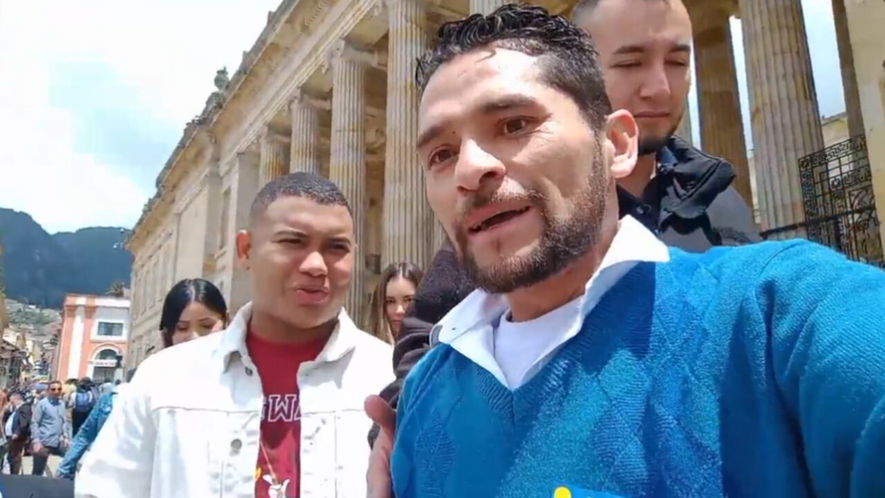 Hombre abordó e insultó a Polo Polo a las afueras del Congreso.