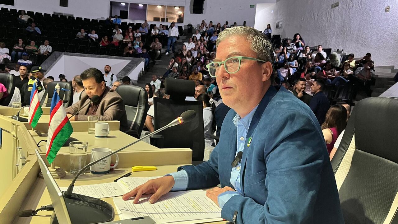 Rodrigo Salazar, concejal del Partido Alianza Verde, lamentó la ausencia de 15 cabildantes y alertó sobre el impacto en la democracia local.