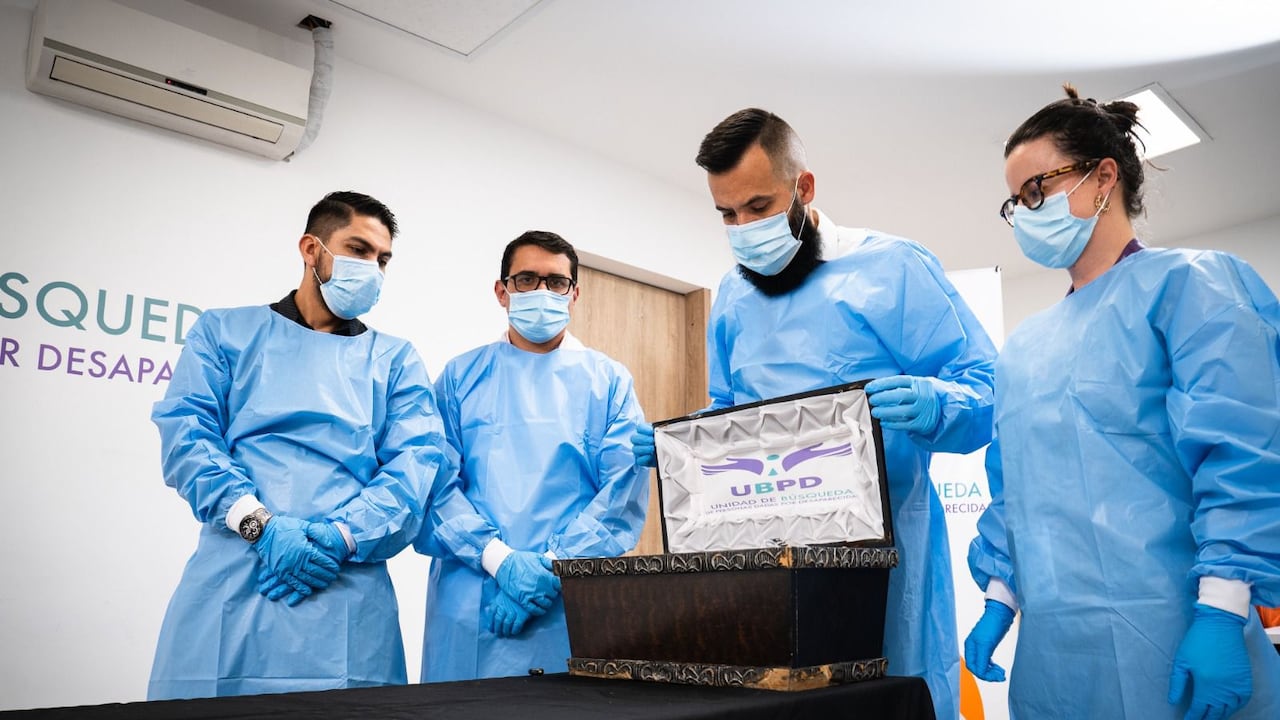 Segundo de izquierda a derecha: Julián Arias Quintero, subdirector Técnico Forense de la Unidad de Búsqueda de Personas dadas por Desaparecidas.