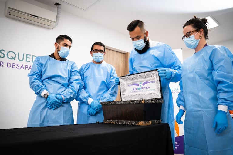 Segundo de izquierda a derecha: Julián Arias Quintero, subdirector Técnico Forense de la Unidad de Búsqueda de Personas dadas por Desaparecidas.