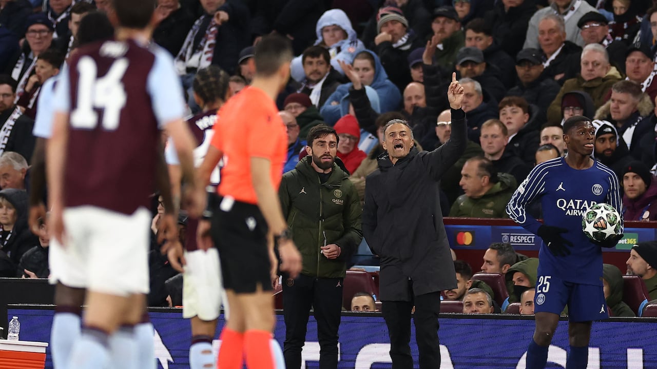 El entrenador español del Paris Saint-Germain, Luis Enrique, grita instrucciones a los jugadores desde la línea de banda durante el partido de cuartos de final de la UEFA Champions League.