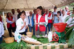 La reina pudo conocer productos típicos del Valle del Cauca en su visita a la finca cafetera.