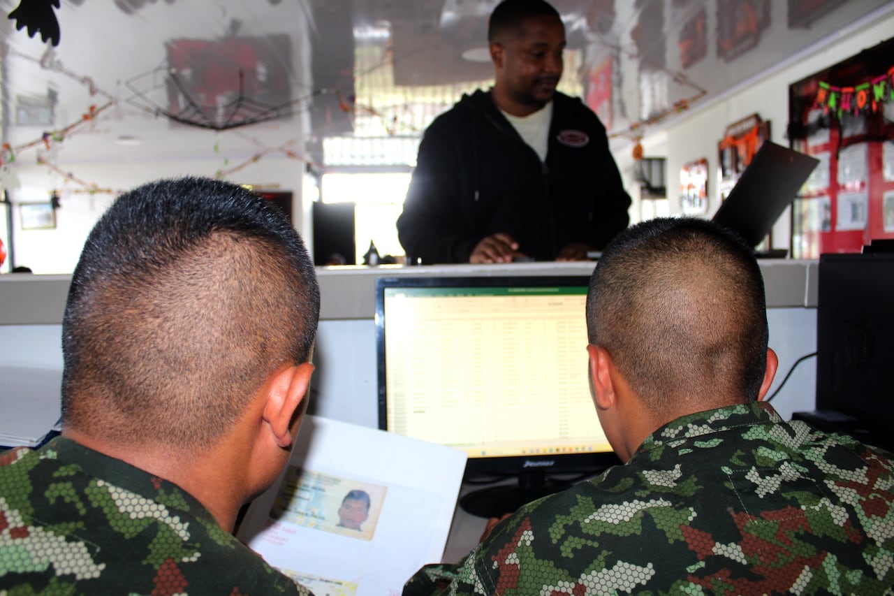 Durante la jornada, el personal del Ejército Nacional acompañó a los jóvenes y les explicó los requisitos del proceso para comunidades étnicas.