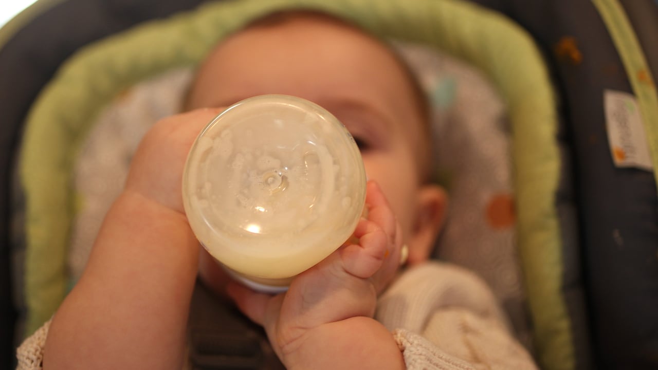 El bebé fue encontrado con signos de intoxicación y alto grado de alicoramiento