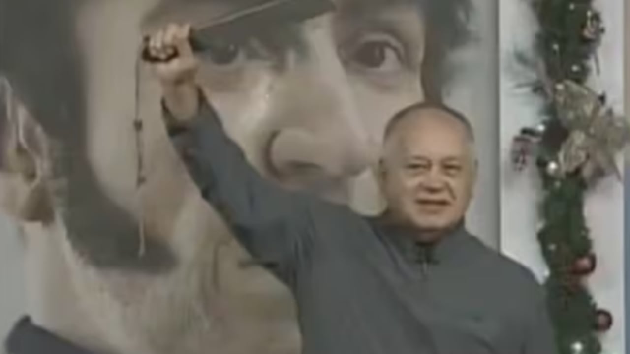 Con machete en mano, Diosdado Cabello, ministro de Relaciones Exteriores del régimen venezolano, lanza amenaza contra el presidente Donald Trump.