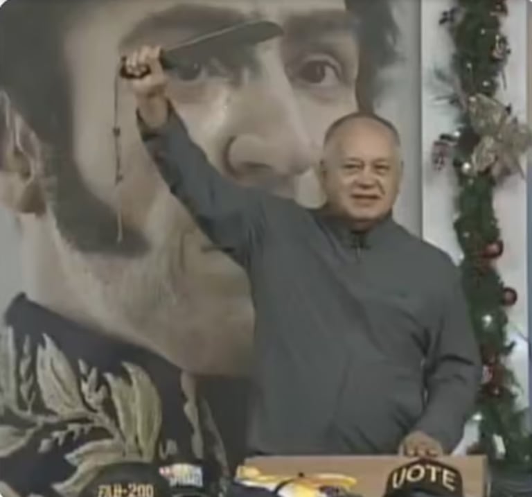 Con machete en mano, Diosdado Cabello, ministro de Relaciones Exteriores del régimen venezolano, lanza amenaza contra el presidente Donald Trump.