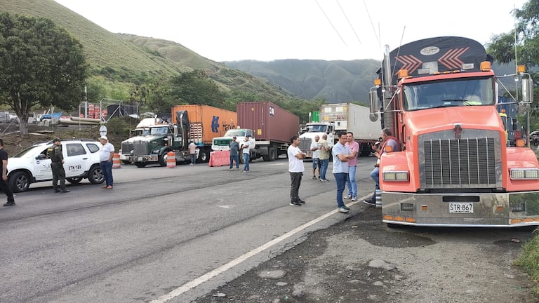 Bloqueos en loboguerrero vía a Buenaventura. Foto de referencia.