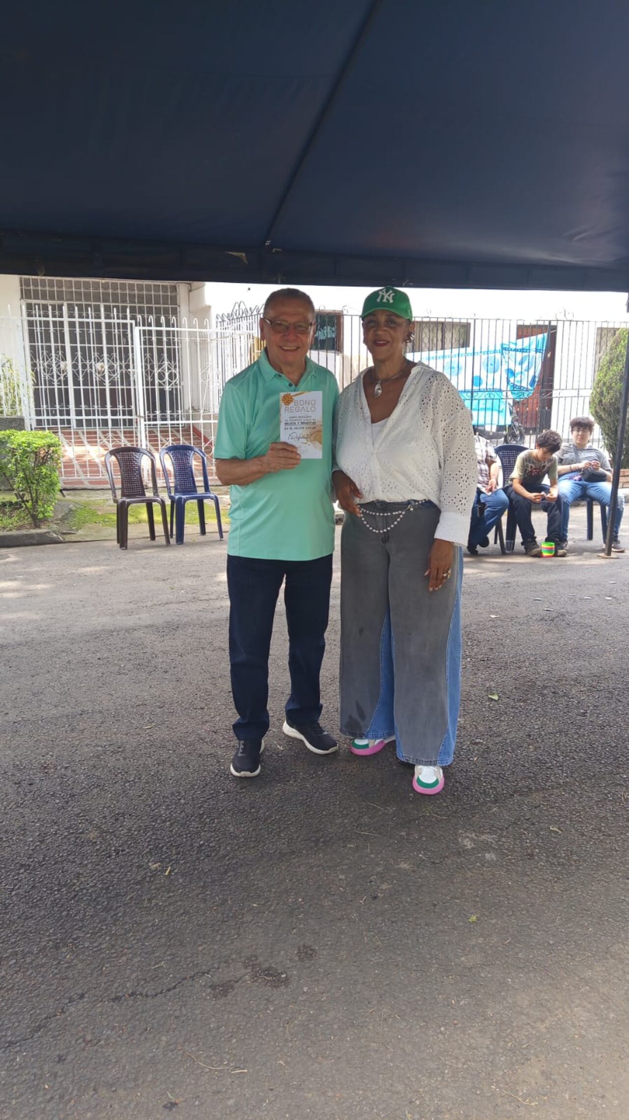 Jorge Grajales junto con el señor Eliseo, ambos fundadores del barrio.