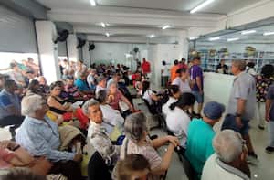 Usuarios de la EPS SOS afectados por el cambio de dispensario a droguerías Ramedicas en Cali. En el barrio Calima la gente pasa la noche esperando por una de las 200 fichas para ser atendidos y reclamar medicamentos.