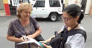 De izquierda a derecha: La exrectora Lucila Inés Gutiérrez y una funcionaria del CTI