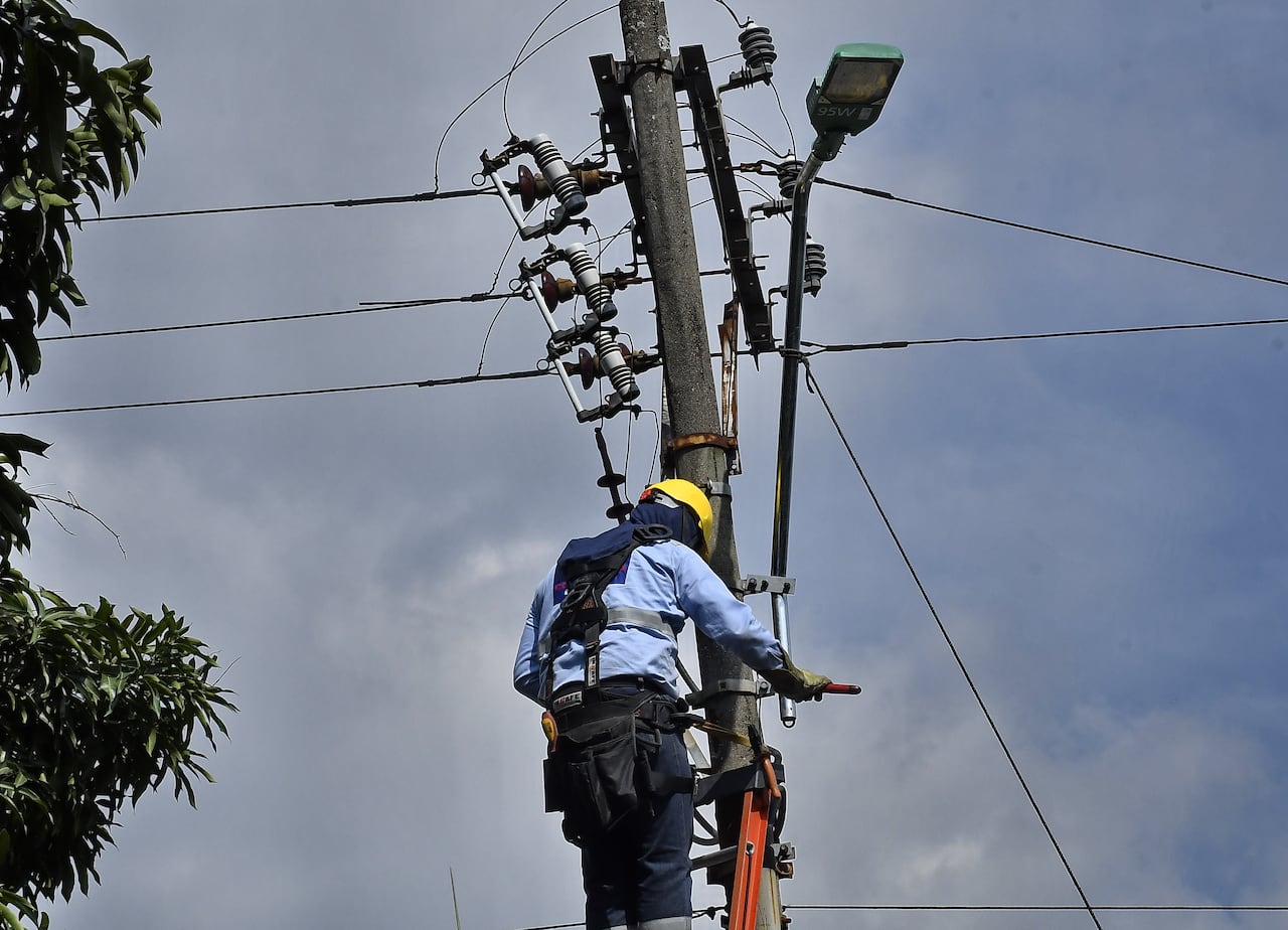trabajos de reparación en redes de energía. Las cuadrillas de las empresas municipales se encontrarán desplegadas en diferentes puntos de la ciudad para atender el cronograma de intervenciones programadas en puntos oscuros de la ciudad y así dar parte de tranquilidad a los ciudadanos de Cali para que bajen los robos y la violencia en la ciudad. Fotos Raúl Palacios / El Pais.