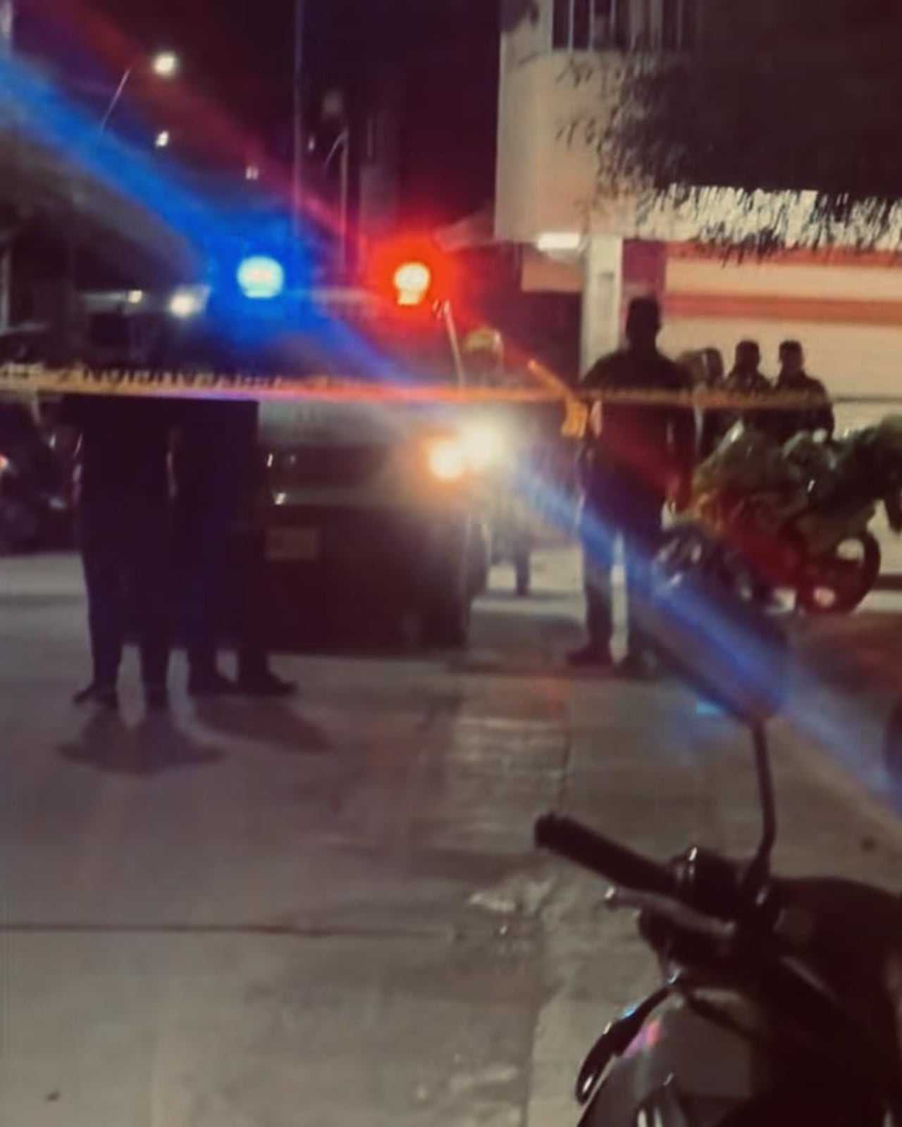 Autoridades acordonaron la zona de la masacre en Cartago para hacer los levantamientos de los tres cuerpos.