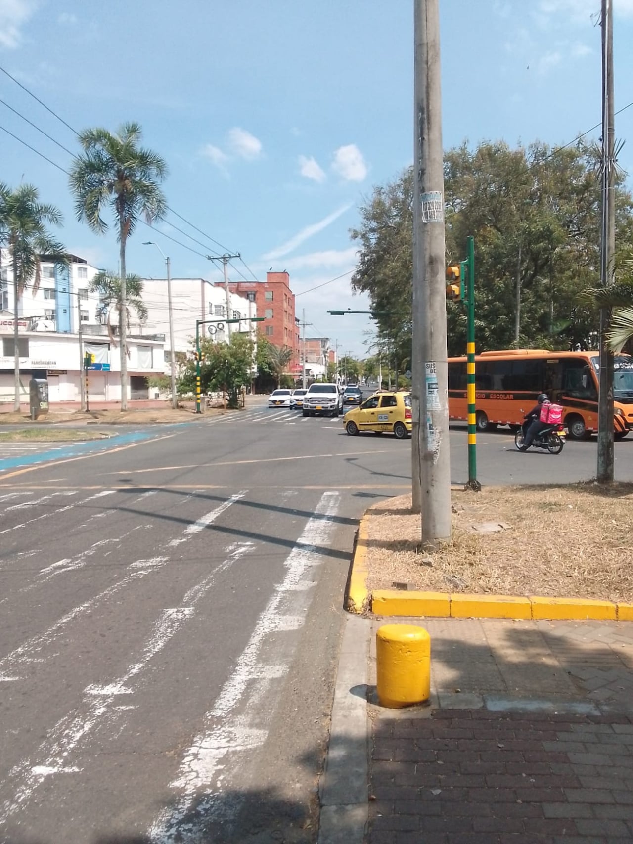 La comunidad espera una solución que garantice el funcionamiento permanente de los semáforos y contribuya a mejorar la seguridad vial en el sector.