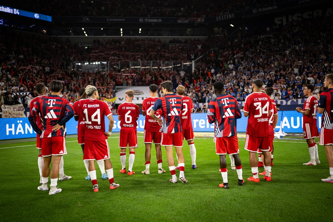Los jugadores del Bayern Múnich saludan a los aficionados que los acompañaron en el partido de la fecha 4 contra el Schalke 04.