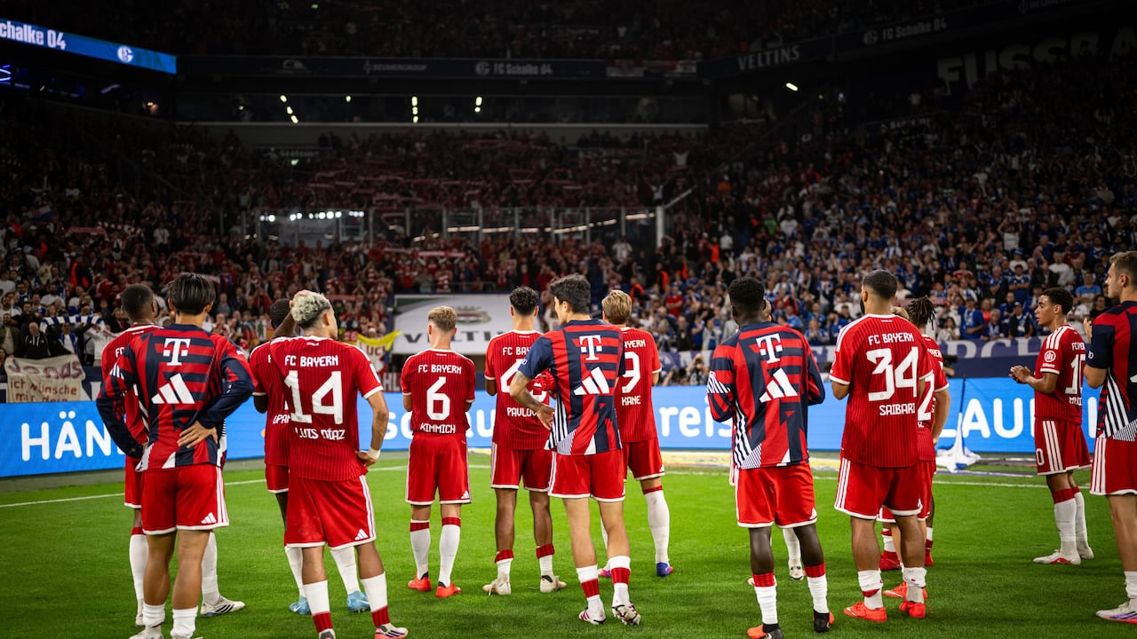 Los jugadores del Bayern Múnich saludan a los aficionados que los acompañaron en el partido de la fecha 4 contra el Schalke 04.