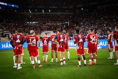 Los jugadores del Bayern Múnich saludan a los aficionados que los acompañaron en el partido de la fecha 4 contra el Schalke 04.