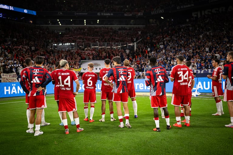Los jugadores del Bayern Múnich saludan a los aficionados que los acompañaron en el partido de la fecha 4 contra el Schalke 04.