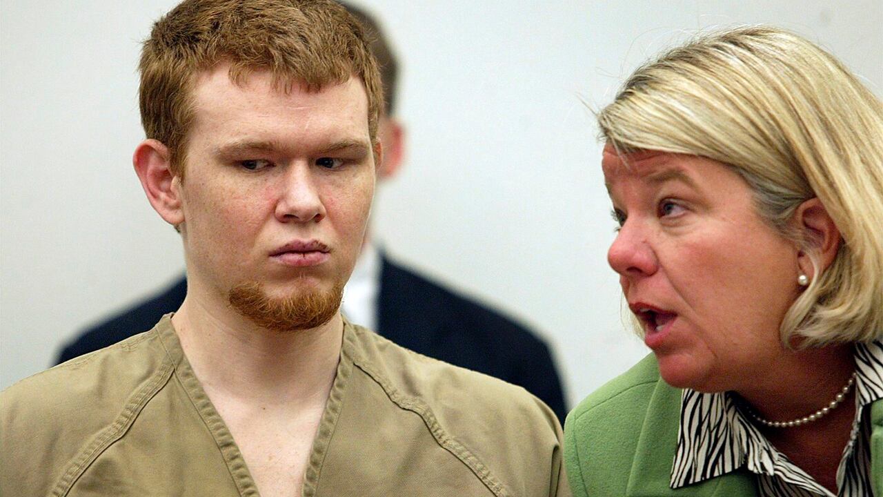 Johnny Johnson, a la izquierda, escucha mientras su abogado Bevy Beimdiek habla durante su audiencia de sentencia en el Tribunal del Condado de St. Louis en Clayton, Missouri, el 7 de marzo de 2005