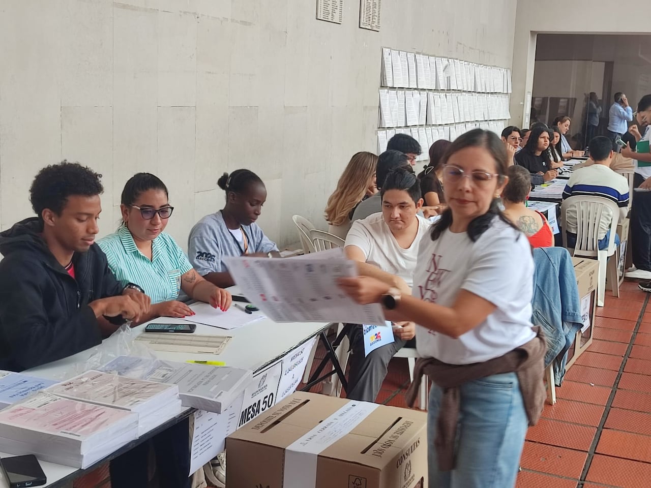 La gente madrugó a votar en el CAM.