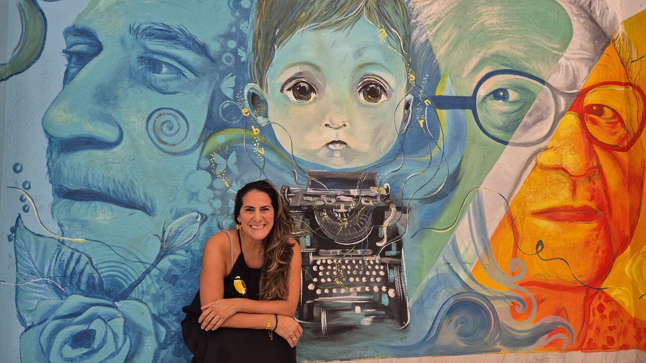 En la Casa del Telegrafista, Liliana Martínez, pintora caleña, plasmó este mural donde están Gabo de niño y sus padres.
