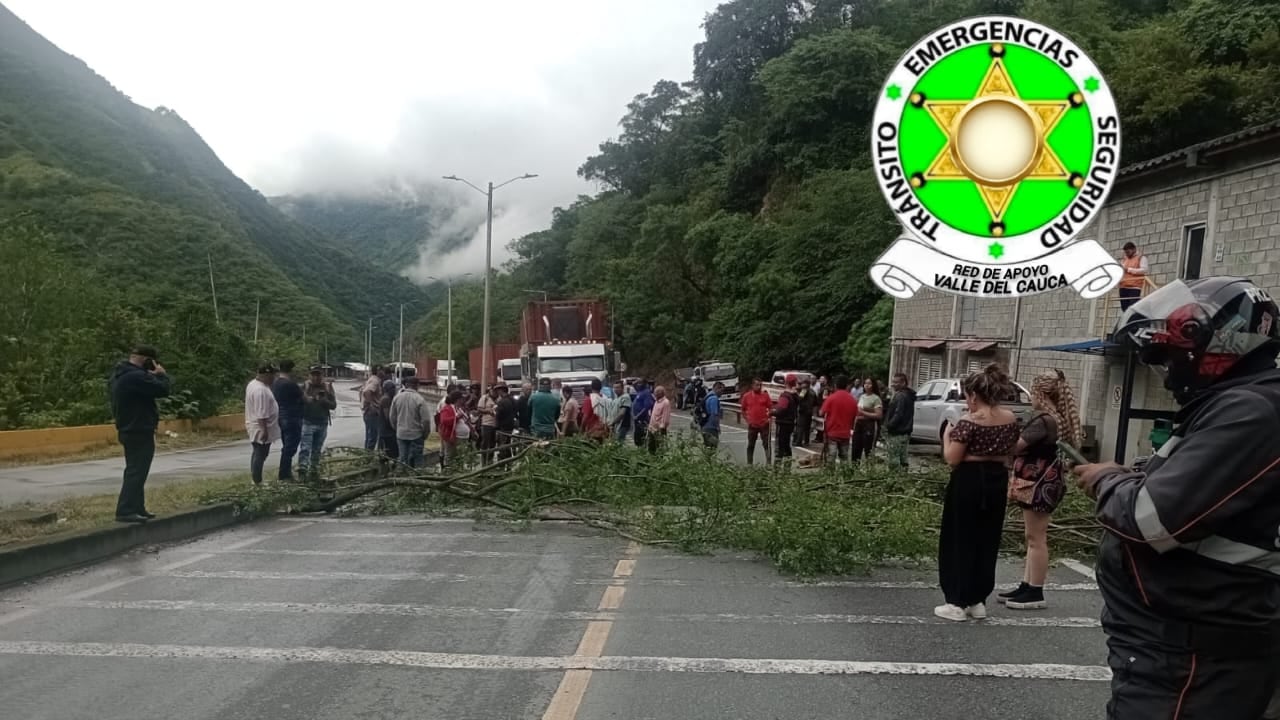 Bloqueo en la vía Buga - Buenaventura a la altura del sector Los Naranjos.