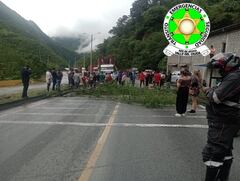 Bloqueo en la vía Buga - Buenaventura a la altura del sector Los Naranjos.