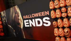 Una vista general muestra la alfombra para el estreno de "Halloween Ends" en el Teatro Chino TCL en Hollywood, California.