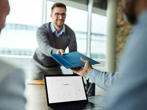 Siempre que cumpla los requisitos que exige la empresa, puede aplicar a las vacantes disponibles