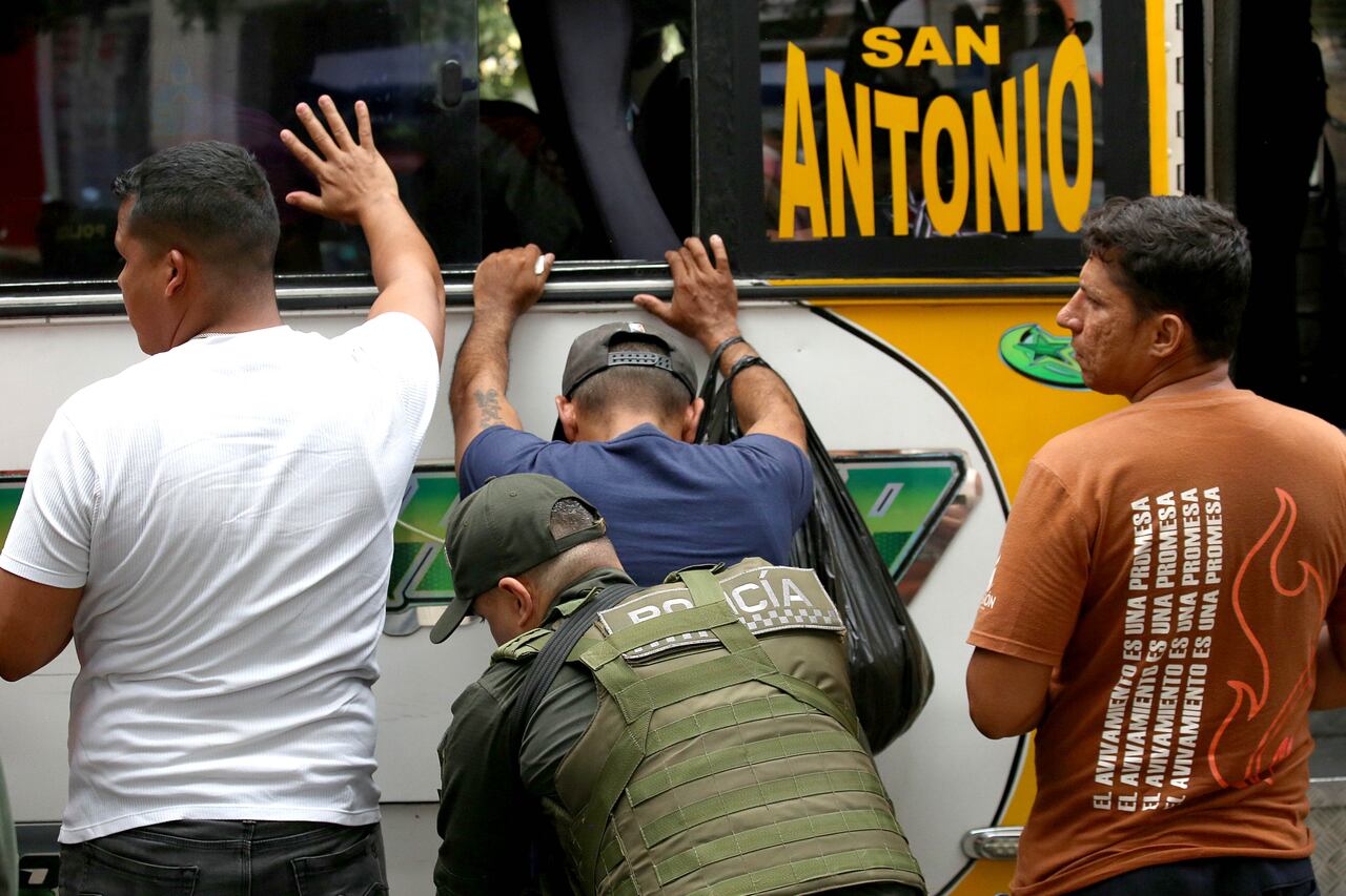 La conmoción interior le da al Estado medidas excepcionales para controlar el orden público y combatir a los grupos armados ilegales. En el caso de Catatumbo se busca intervenir en la grave situación humanitaria que se vive desde inicios de este año por enfrentamientos entre grupos ilegales.