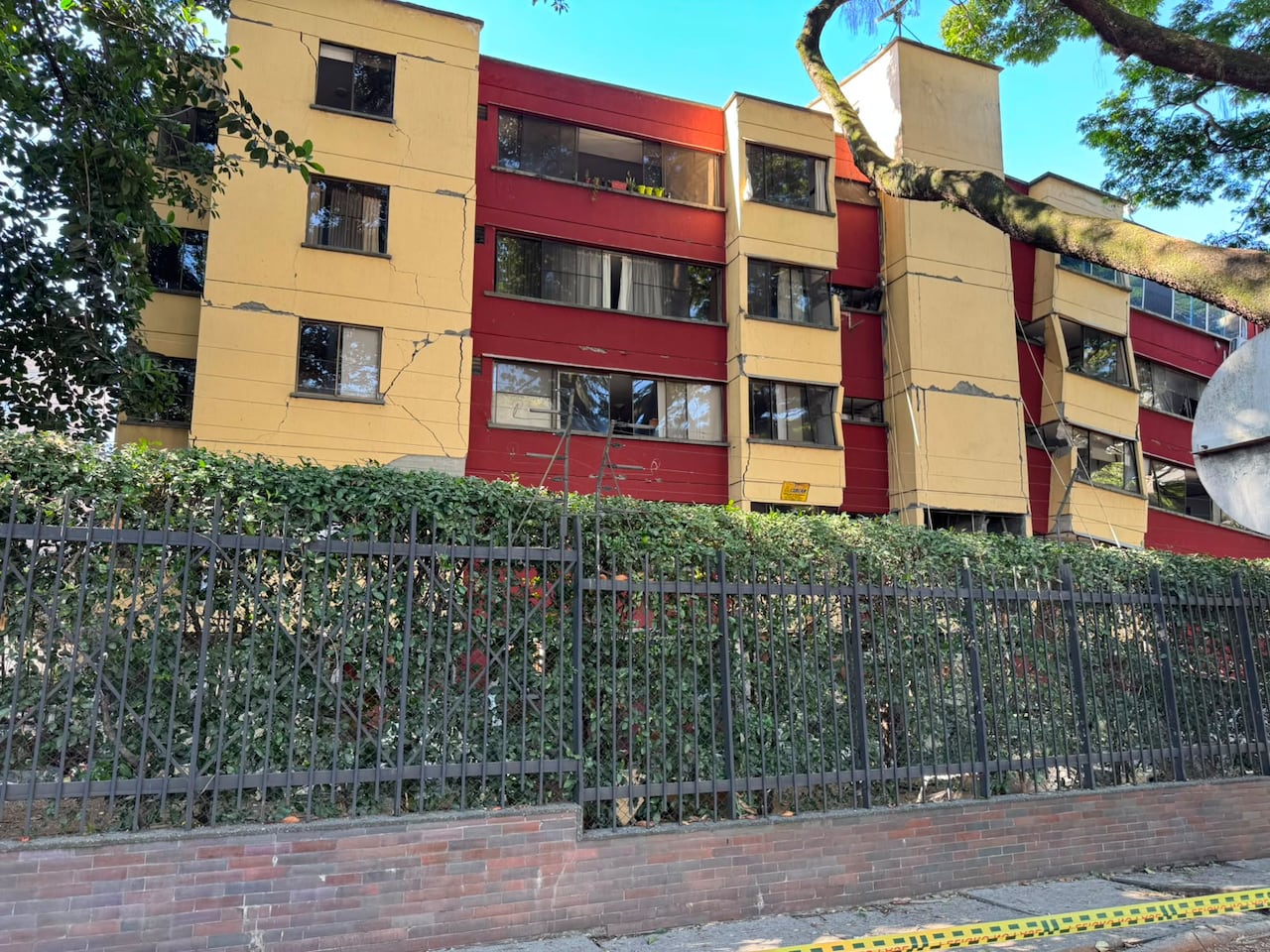 Edificaciones afectadas con la carrera 56 después de la calle 5, hacia la avenida Los Cerros.